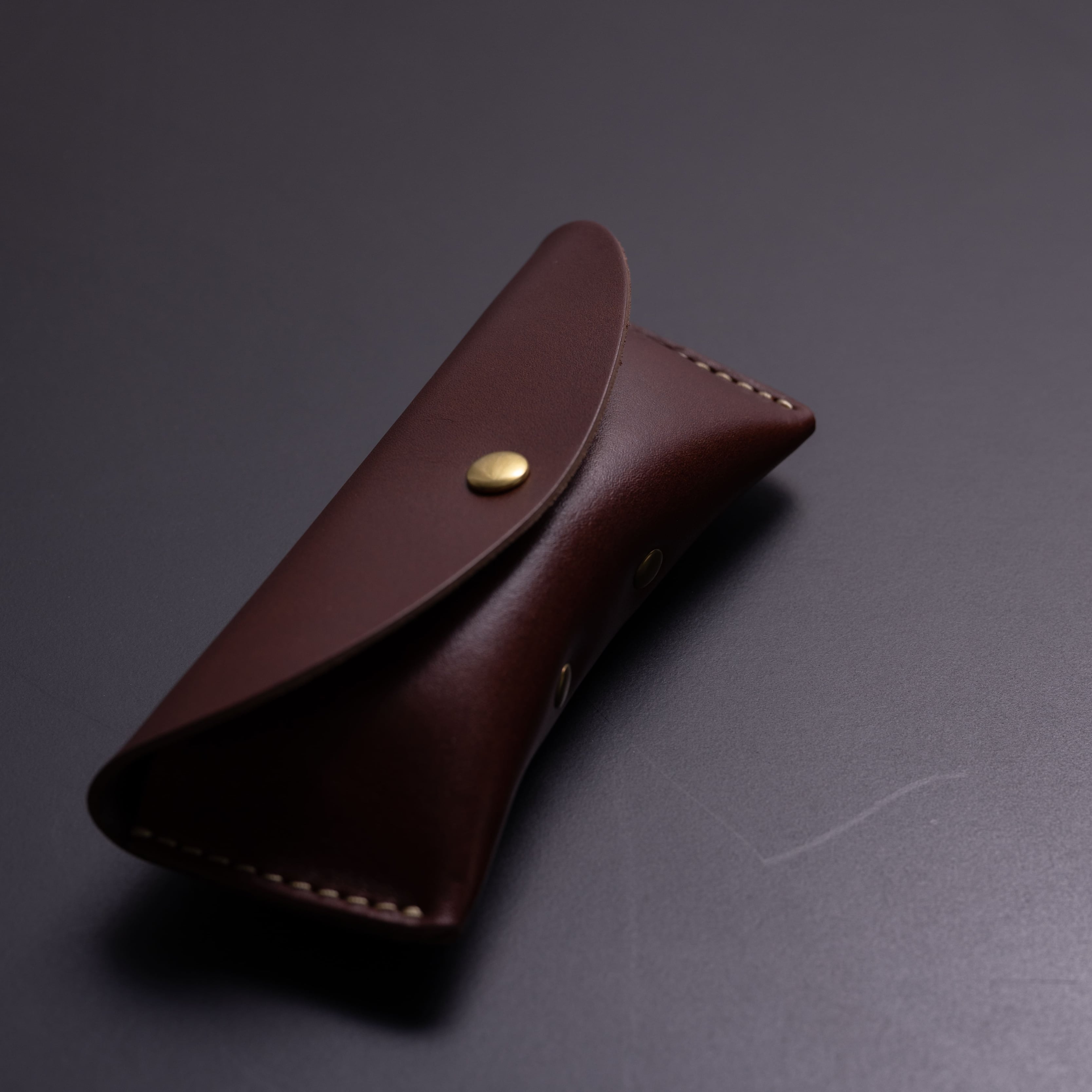 Sleek Refinement - Handcrafted Leather Eyewear Case