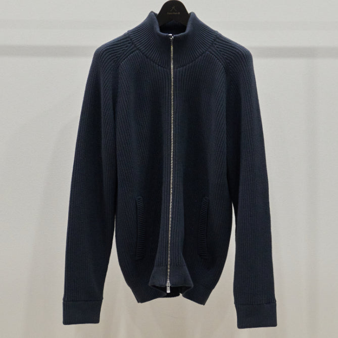 "Driver's Knit" That Projects the Image of a Capable Man
