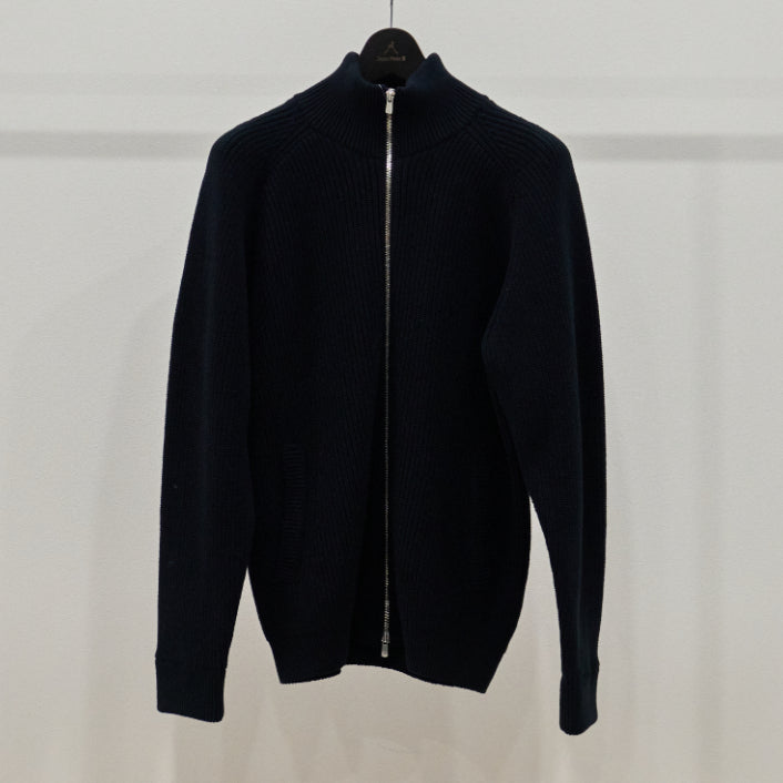 "Driver's Knit" That Projects the Image of a Capable Man
