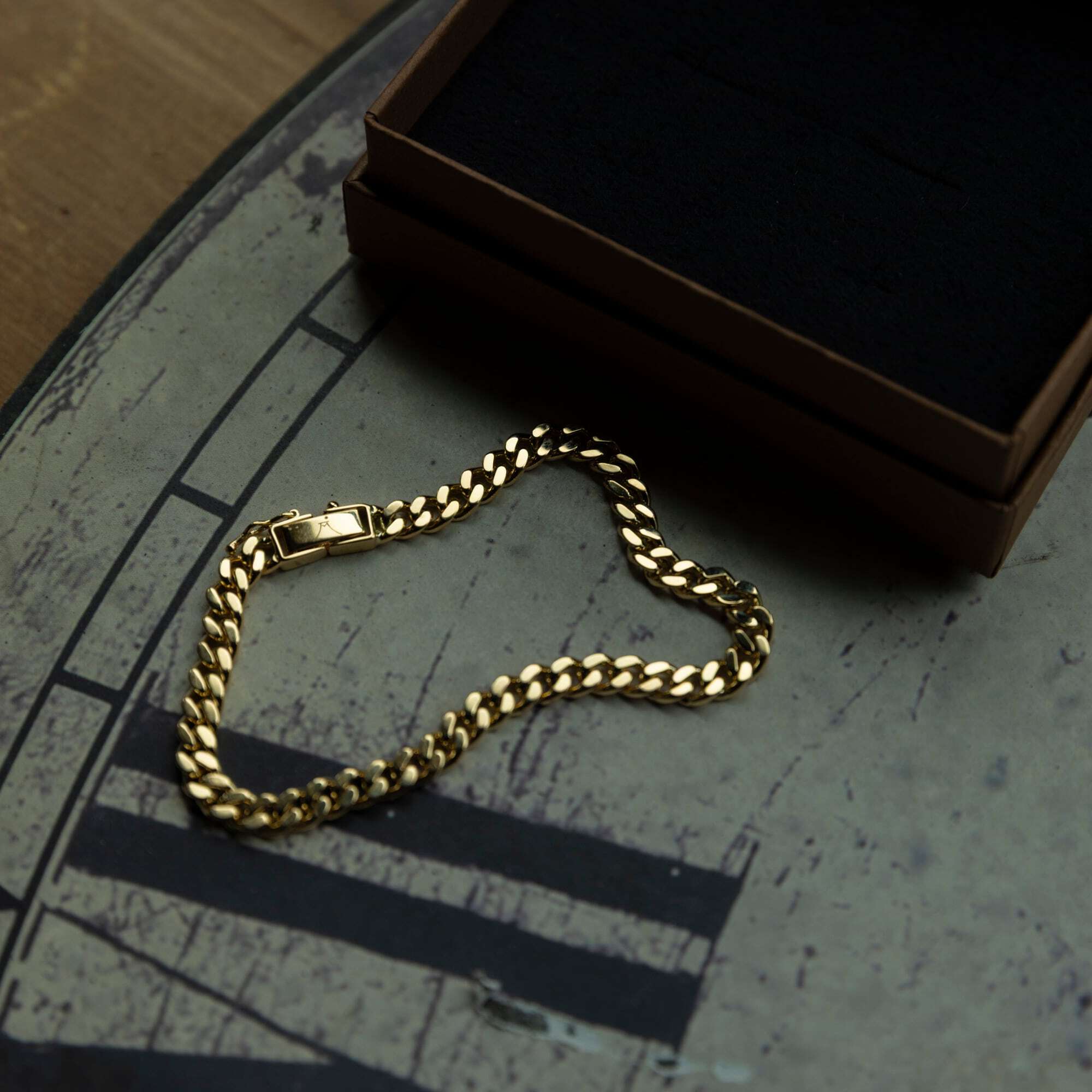 K18 "Gold Kihei (Curb Chain)" *Authentic Weight, Luster, and Sophistication for Your Wrist*