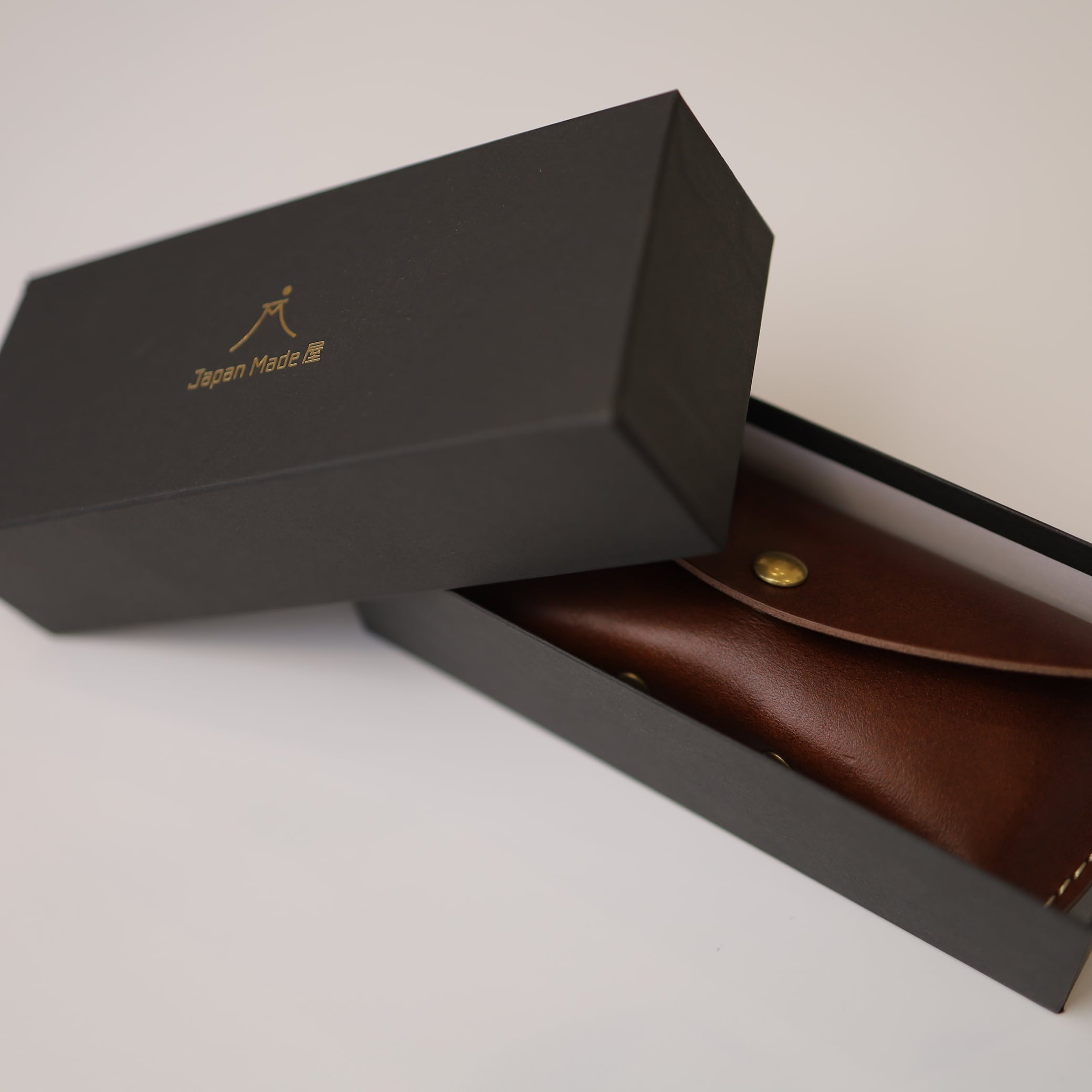 Sleek Refinement - Handcrafted Leather Eyewear Case