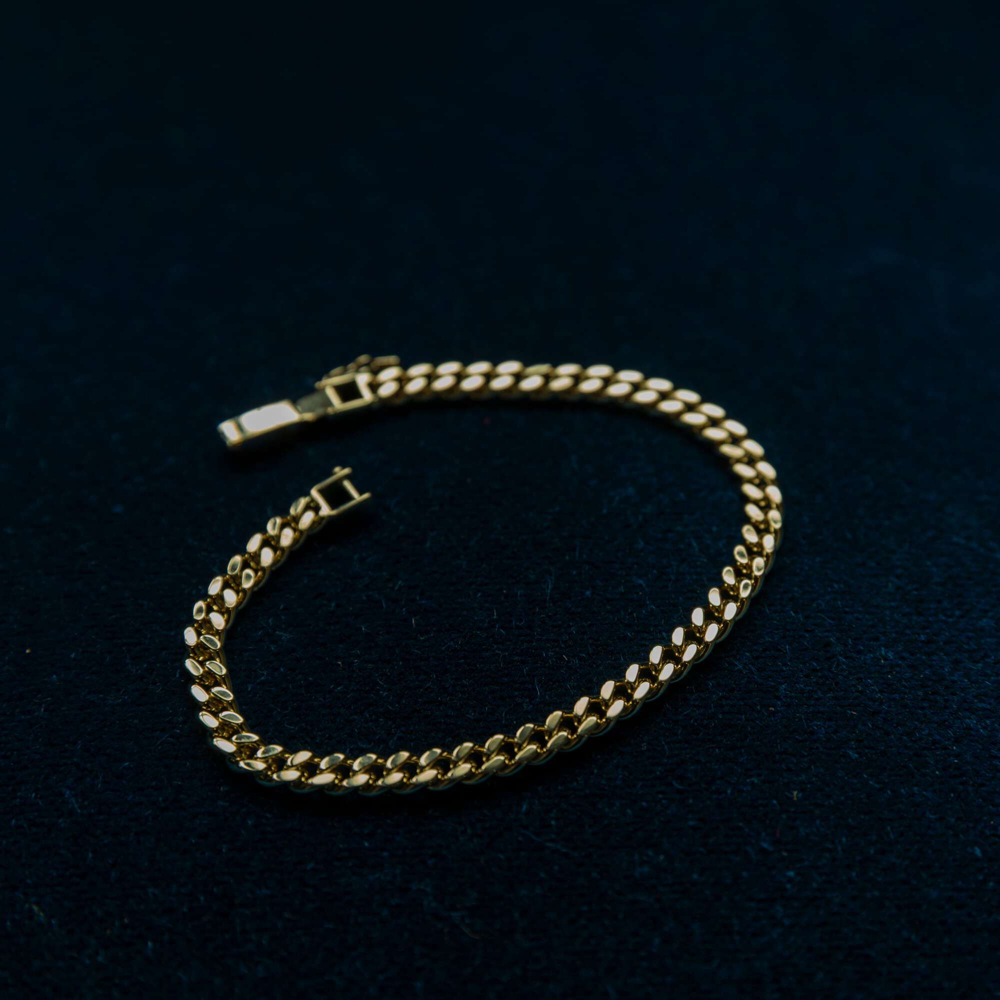 K18 "Gold Kihei (Curb Chain)" *Authentic Weight, Luster, and Sophistication for Your Wrist*