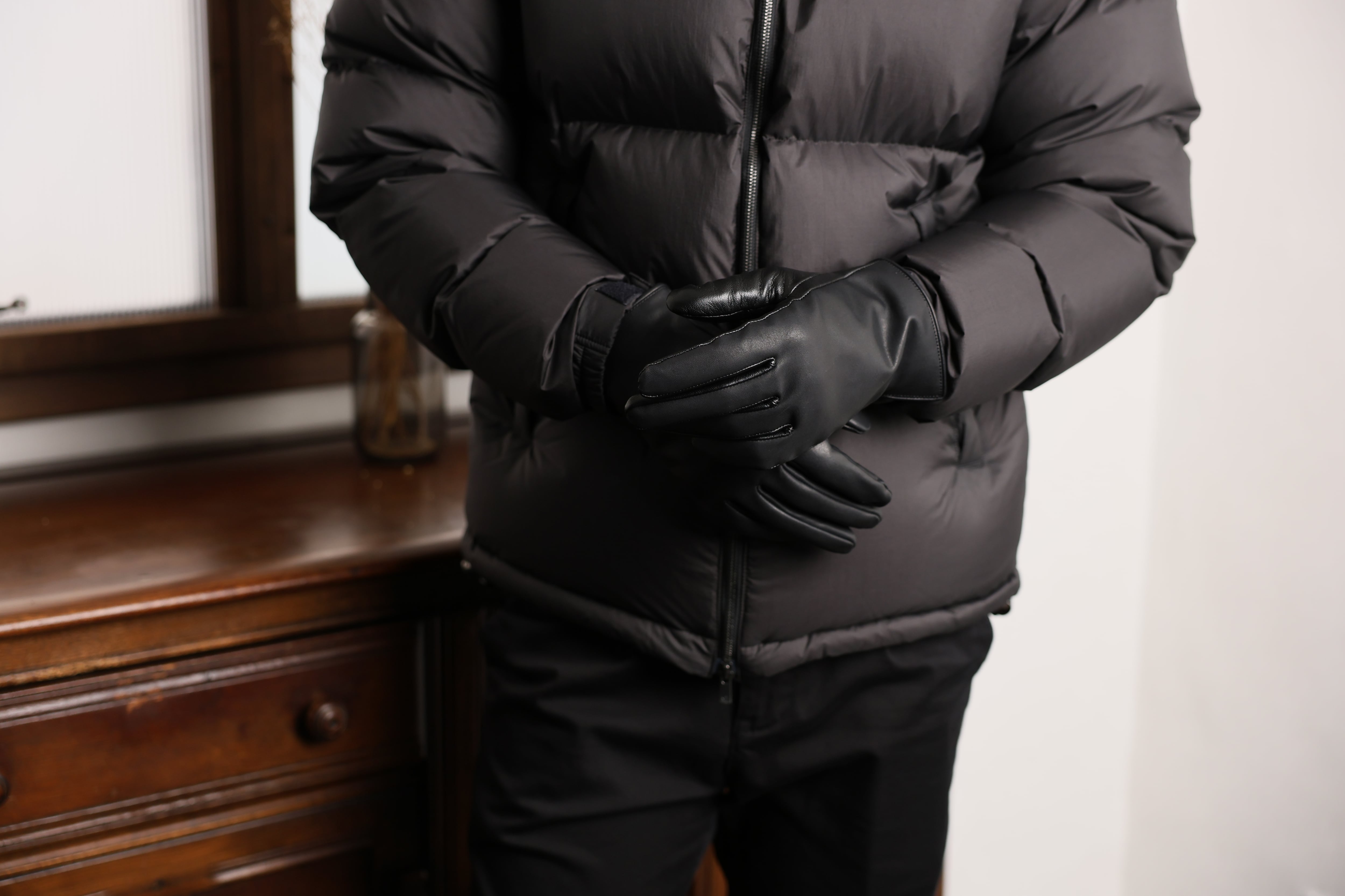 "Leather gloves" that are "too soft" to slip out of (deerskin)