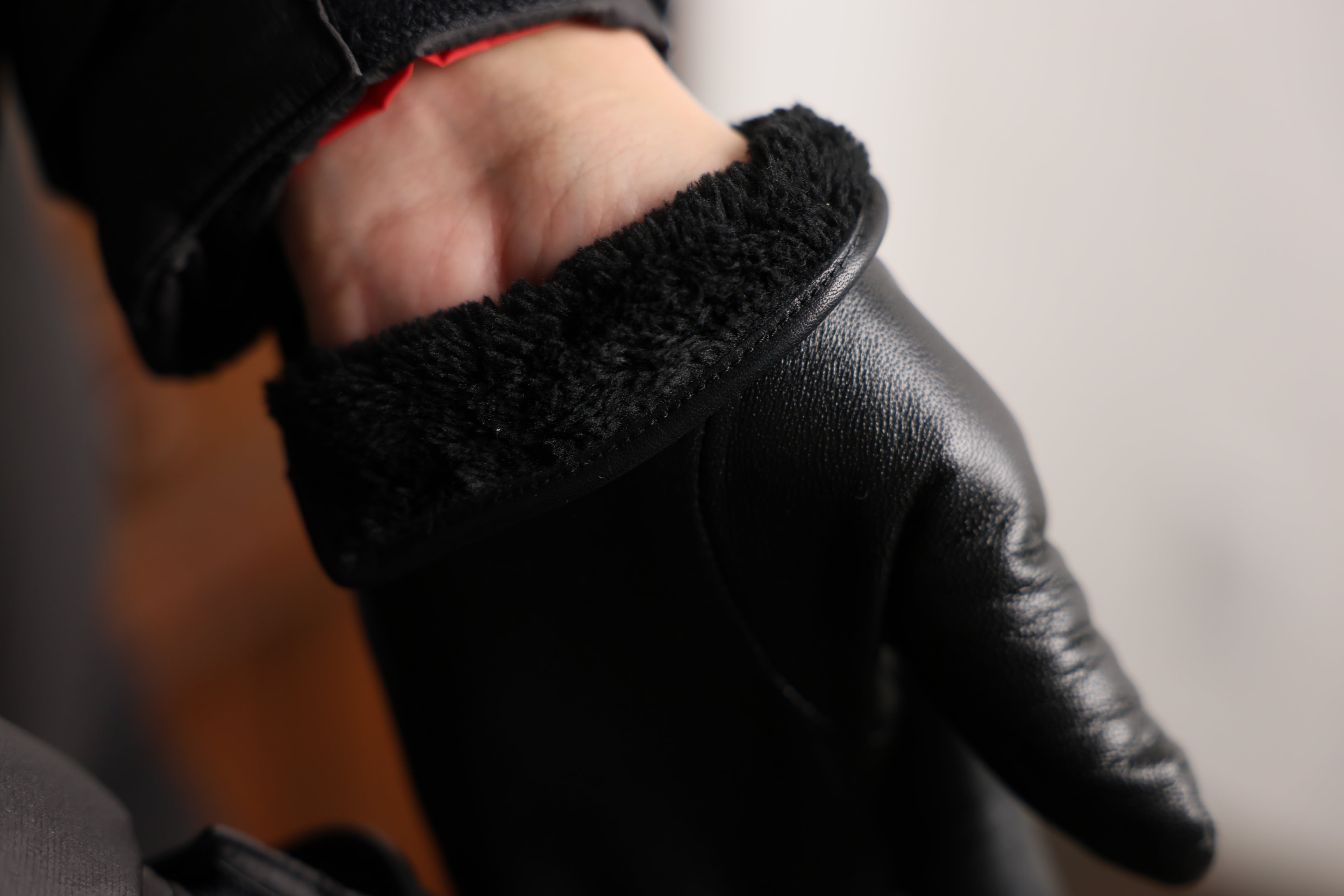 "Leather gloves" that are "too soft" to slip out of (deerskin)