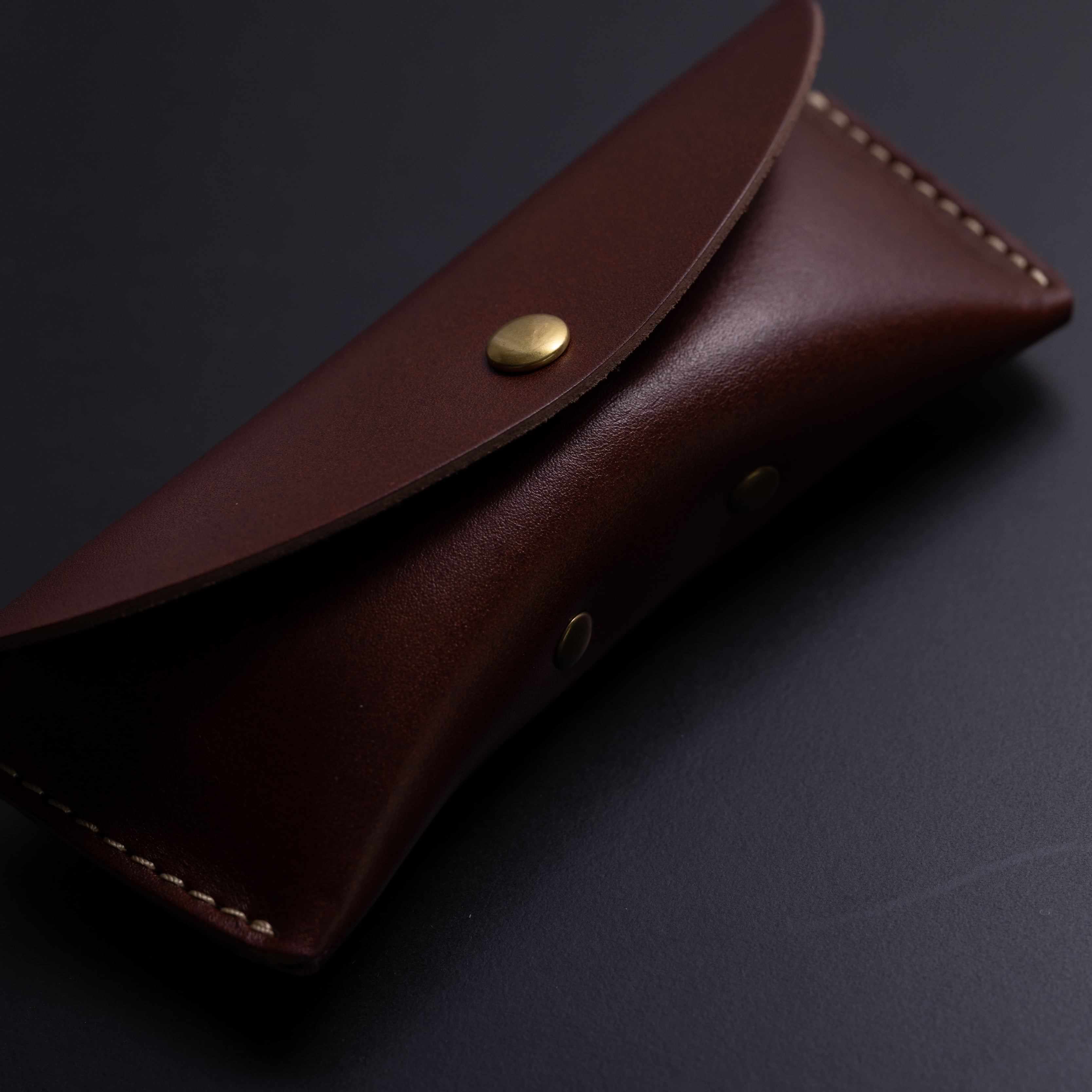 Sleek Refinement - Handcrafted Leather Eyewear Case