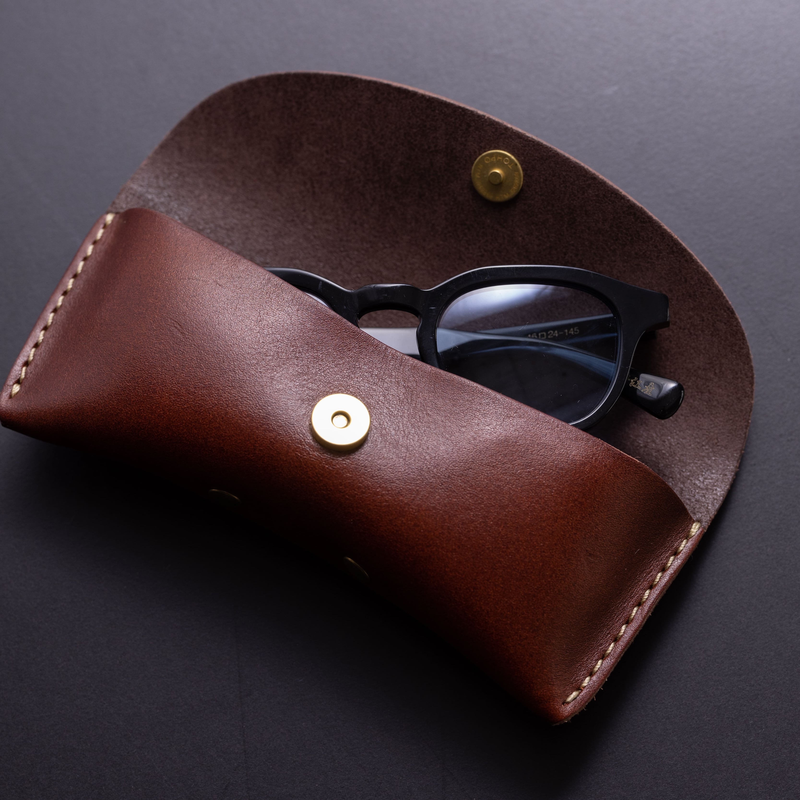 Sleek Refinement - Handcrafted Leather Eyewear Case