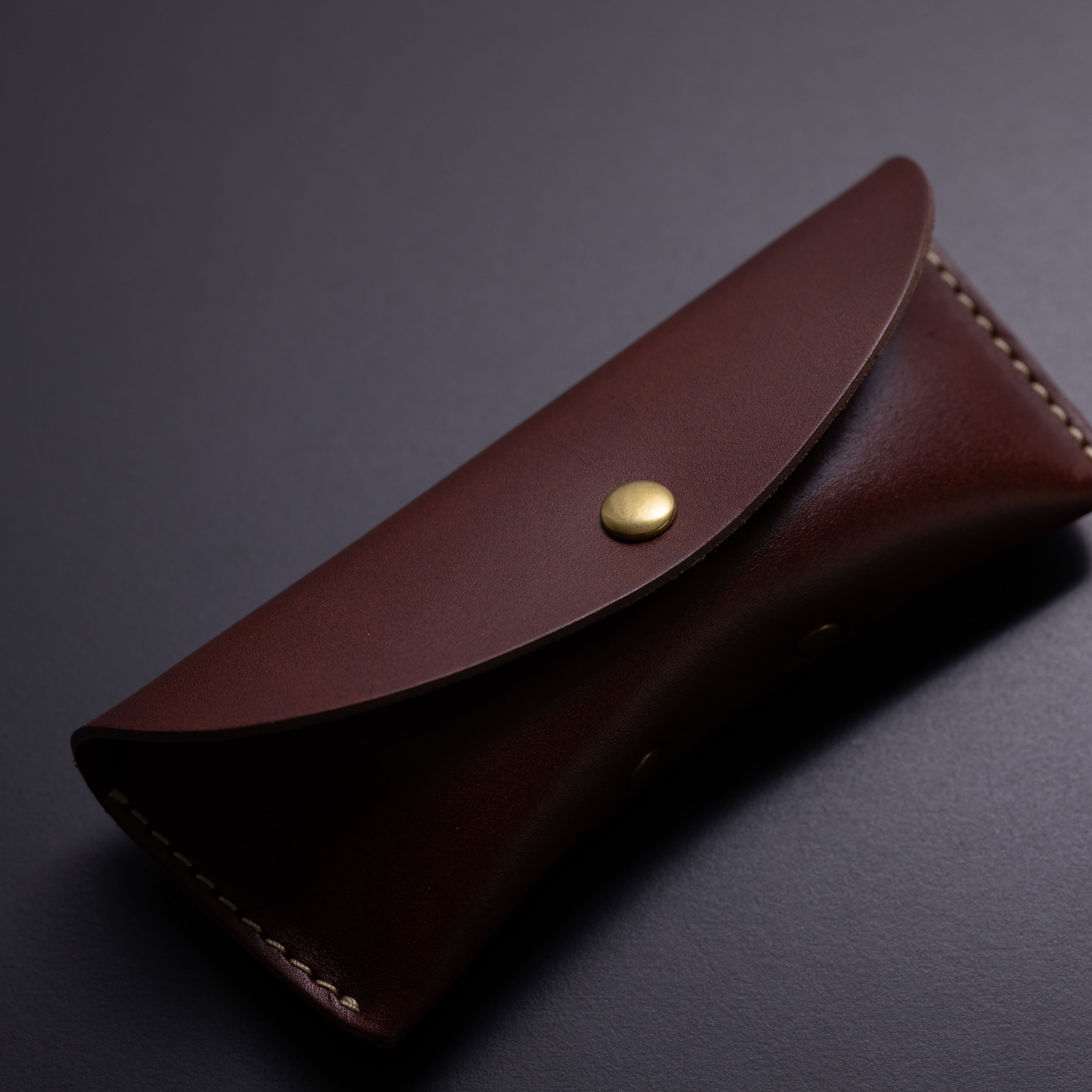 Sleek Refinement - Handcrafted Leather Eyewear Case