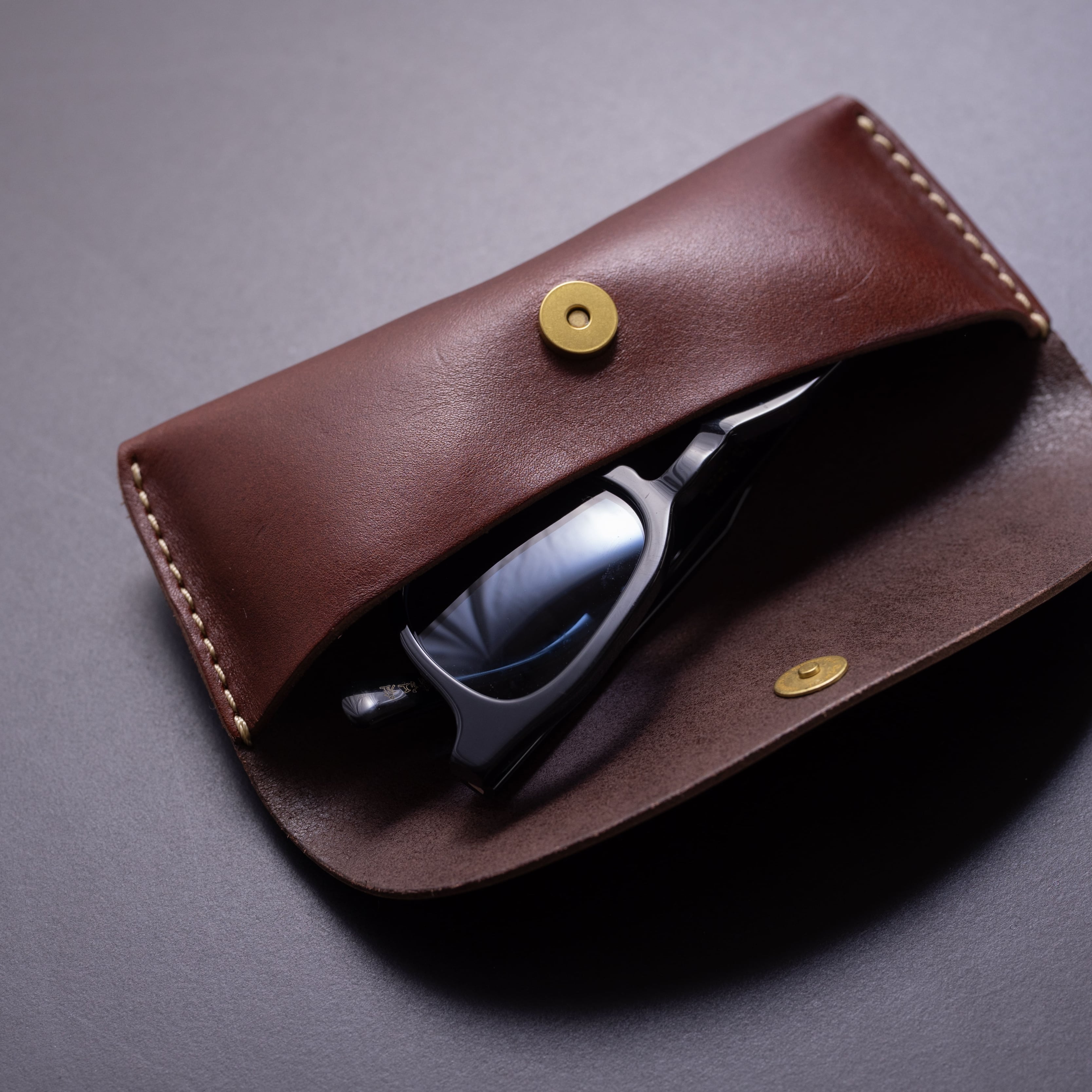 Sleek Refinement - Handcrafted Leather Eyewear Case