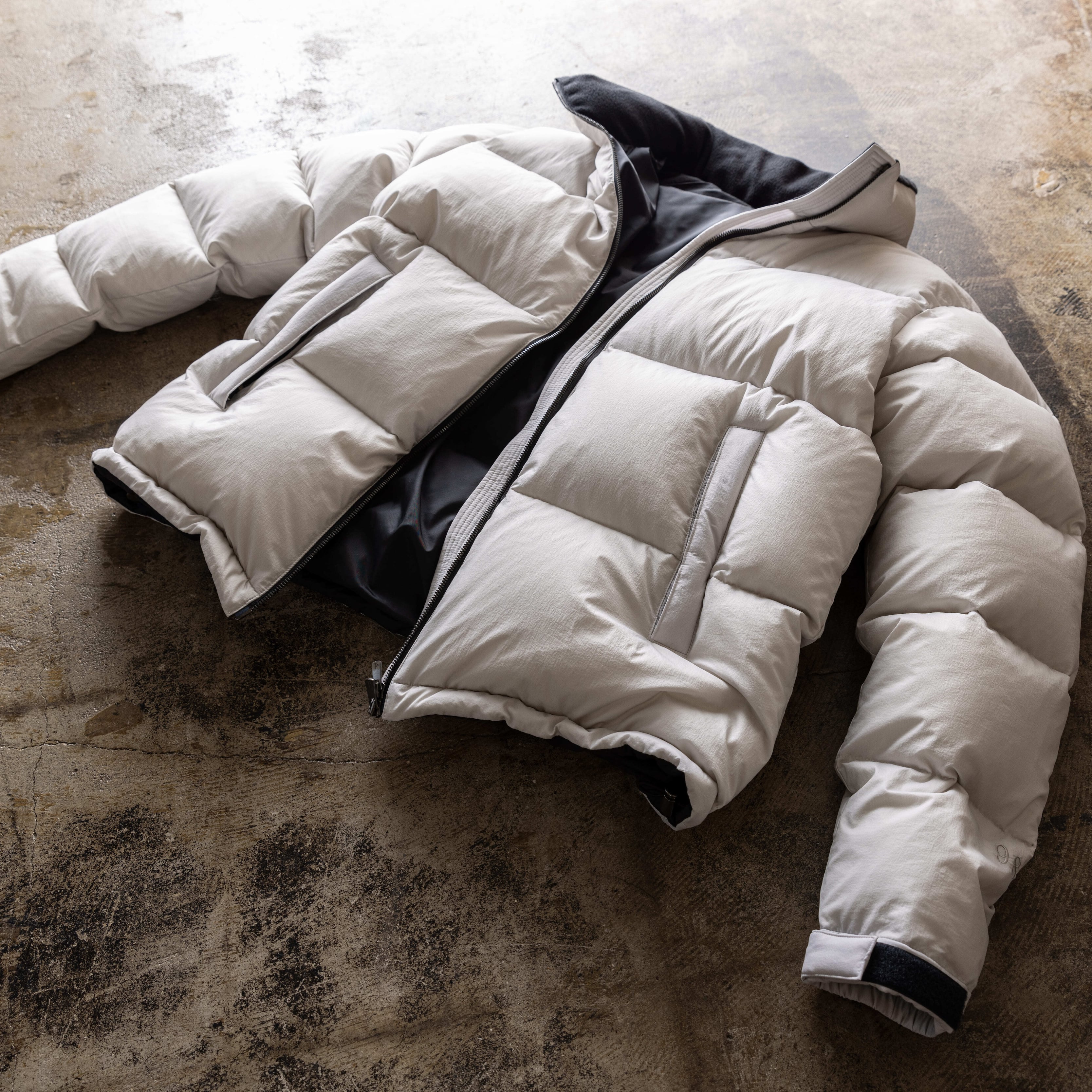 Be classier than others! The highest quality "phantom" down jacket