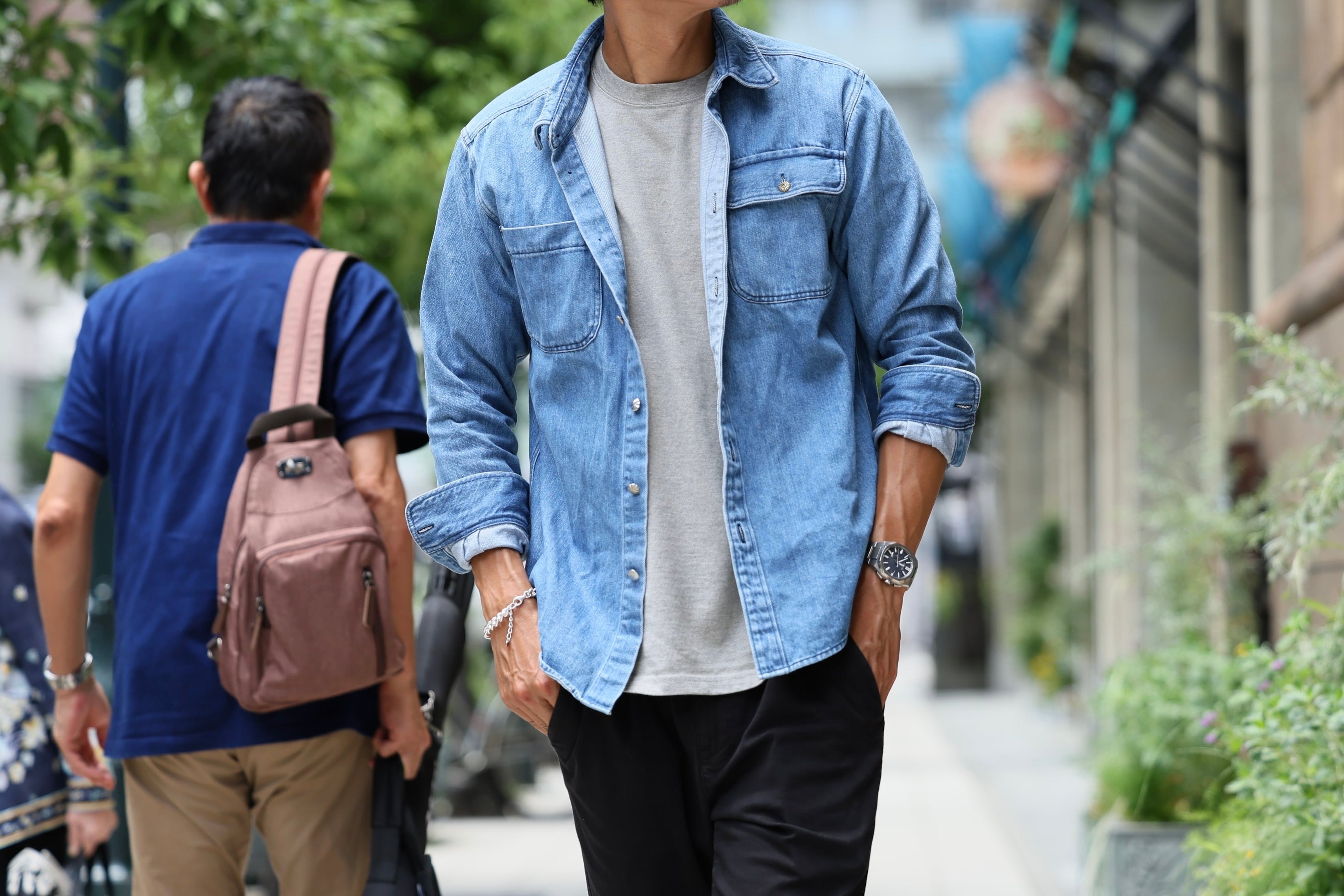 “Blue denim shirt”that can be worn beautifully