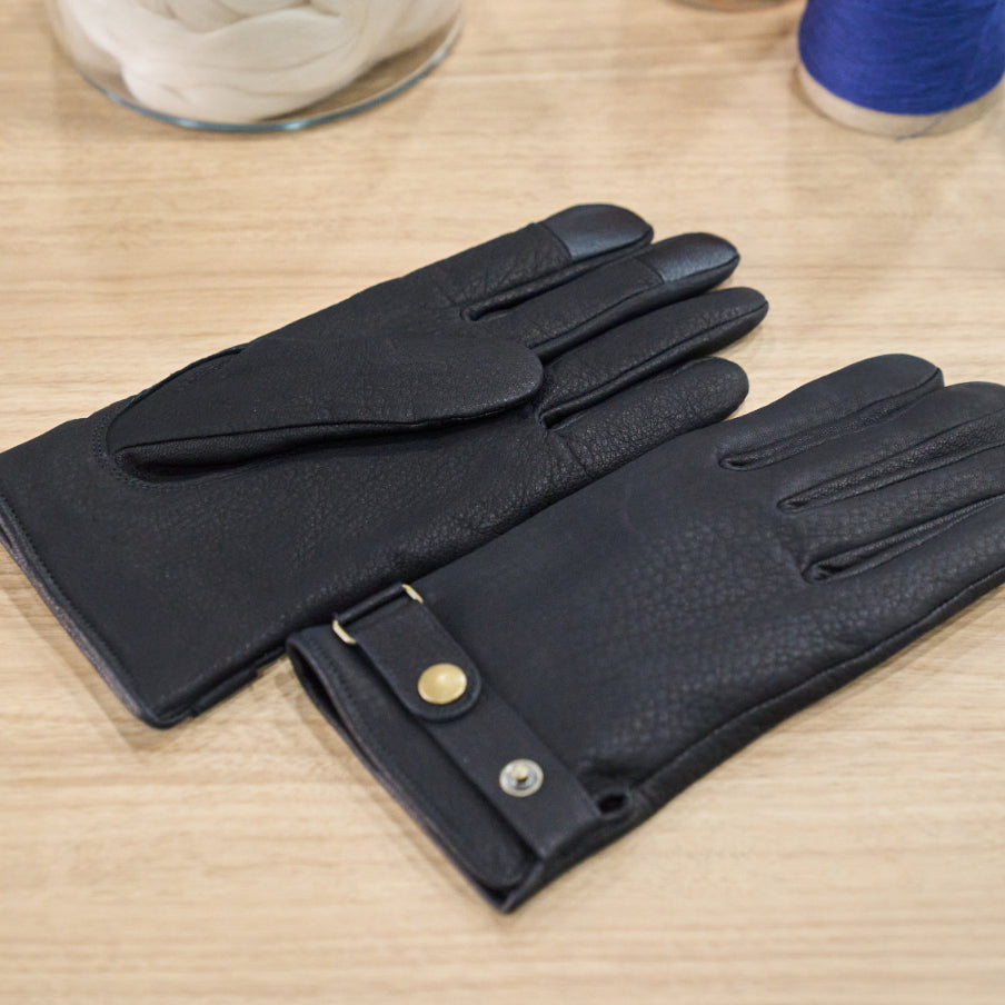 "Leather gloves" that are "too soft" to slip out of (deerskin)