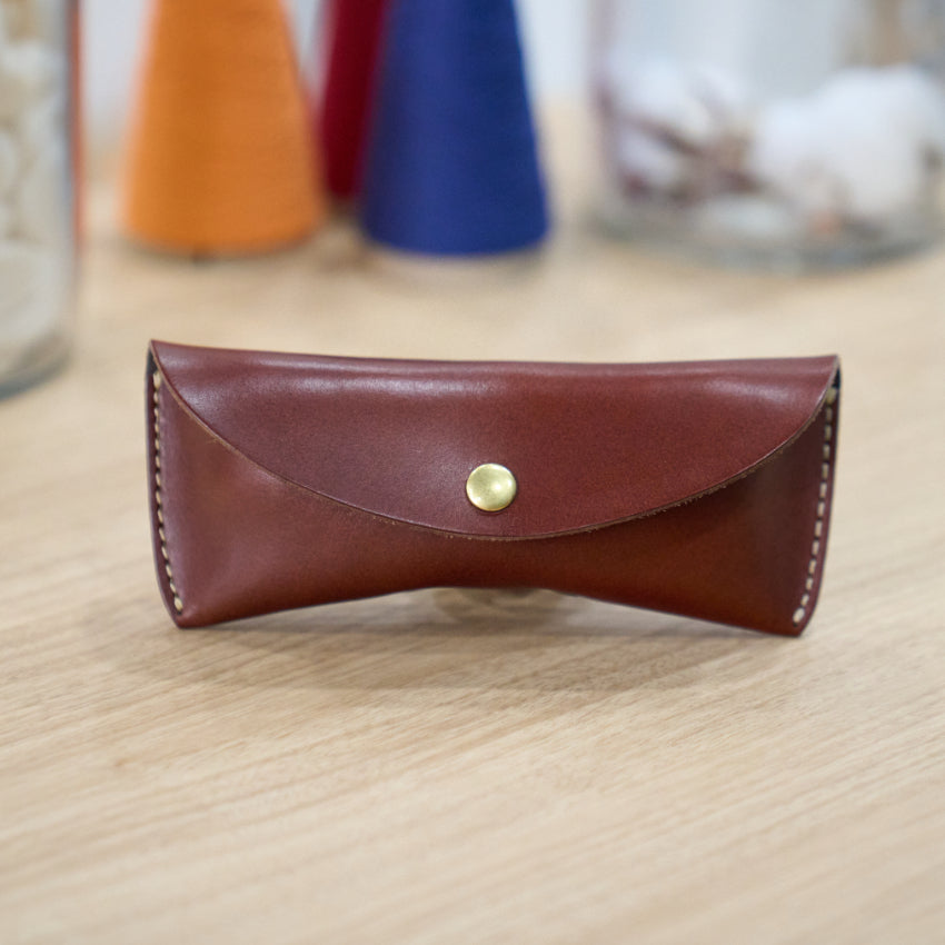 Sleek Refinement - Handcrafted Leather Eyewear Case