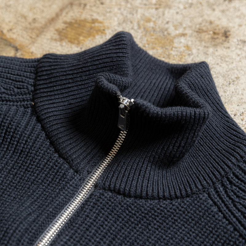 "Driver's Knit" That Projects the Image of a Capable Man