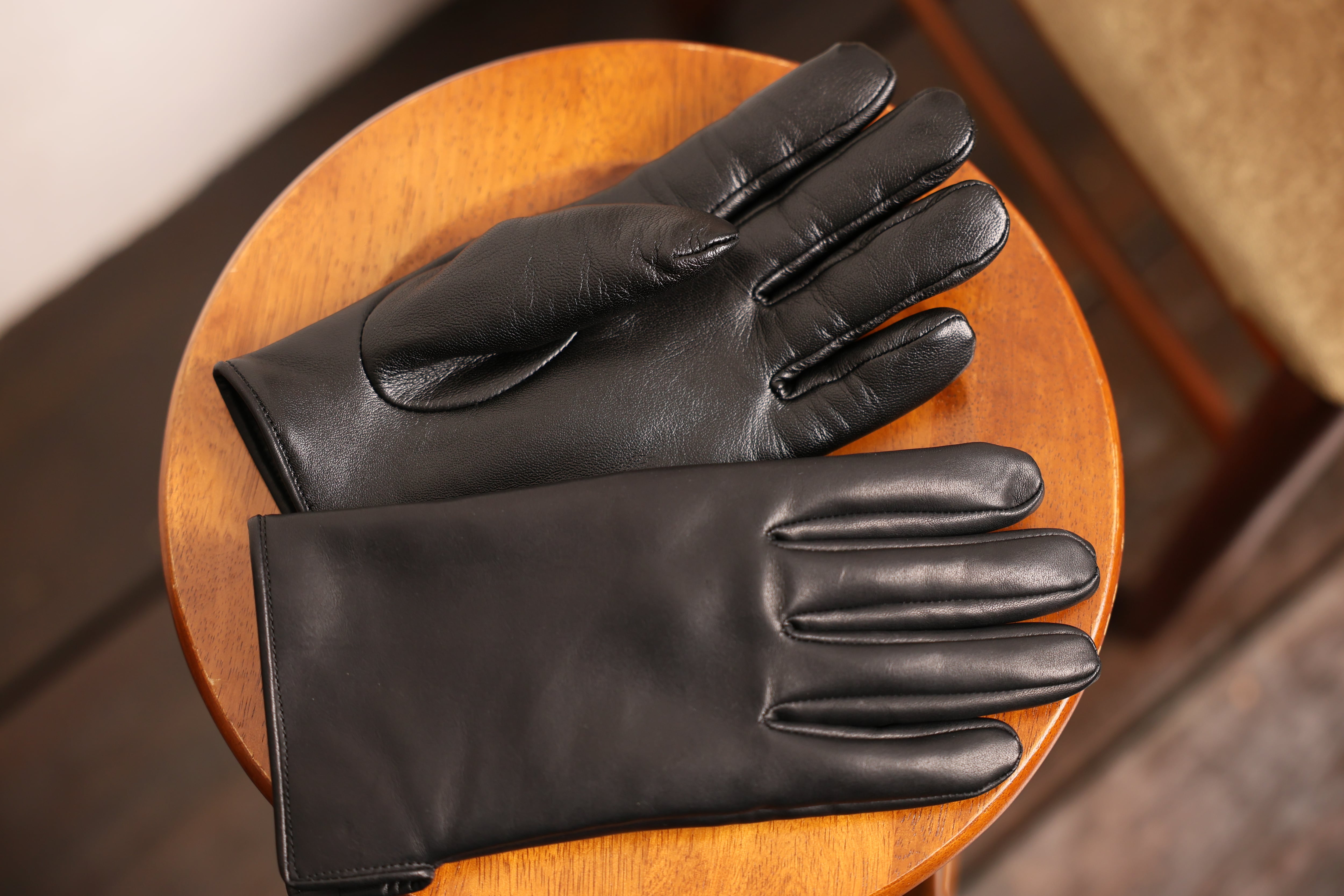 "Leather gloves" that are "too soft" to slip out of (deerskin)