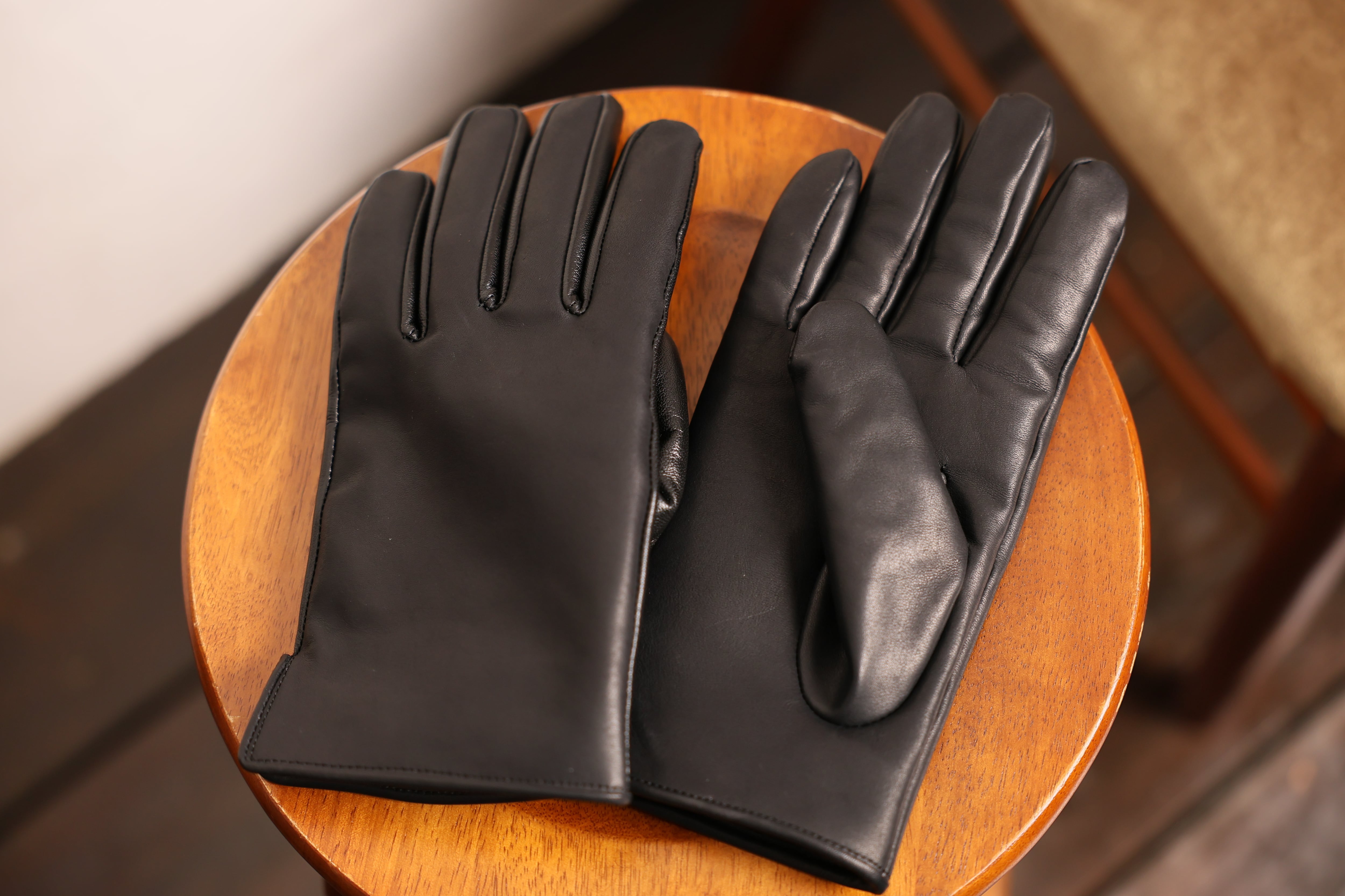 "Leather gloves" that are "too soft" to slip out of (deerskin)