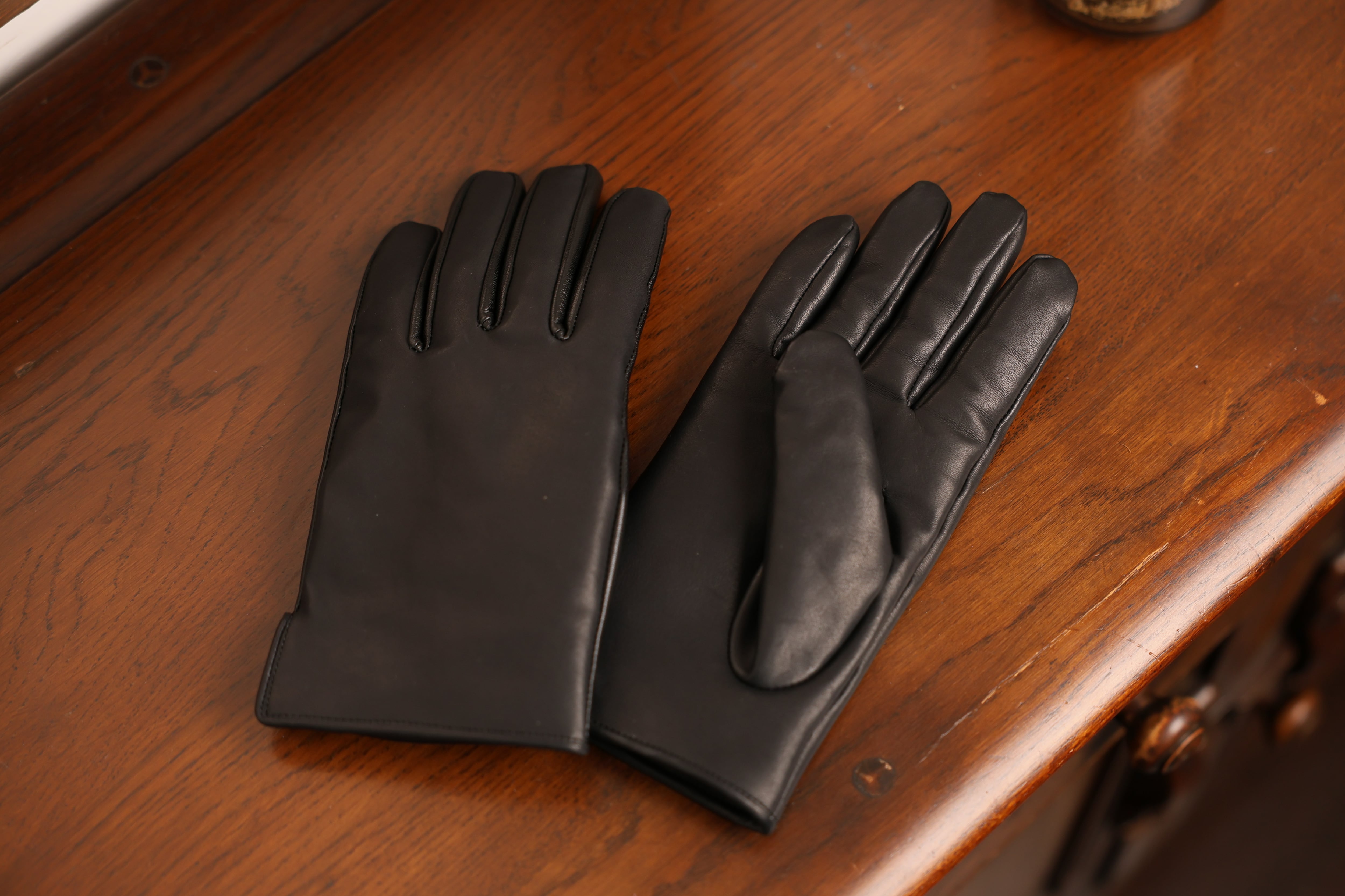 "Leather gloves" that are "too soft" to slip out of (deerskin)