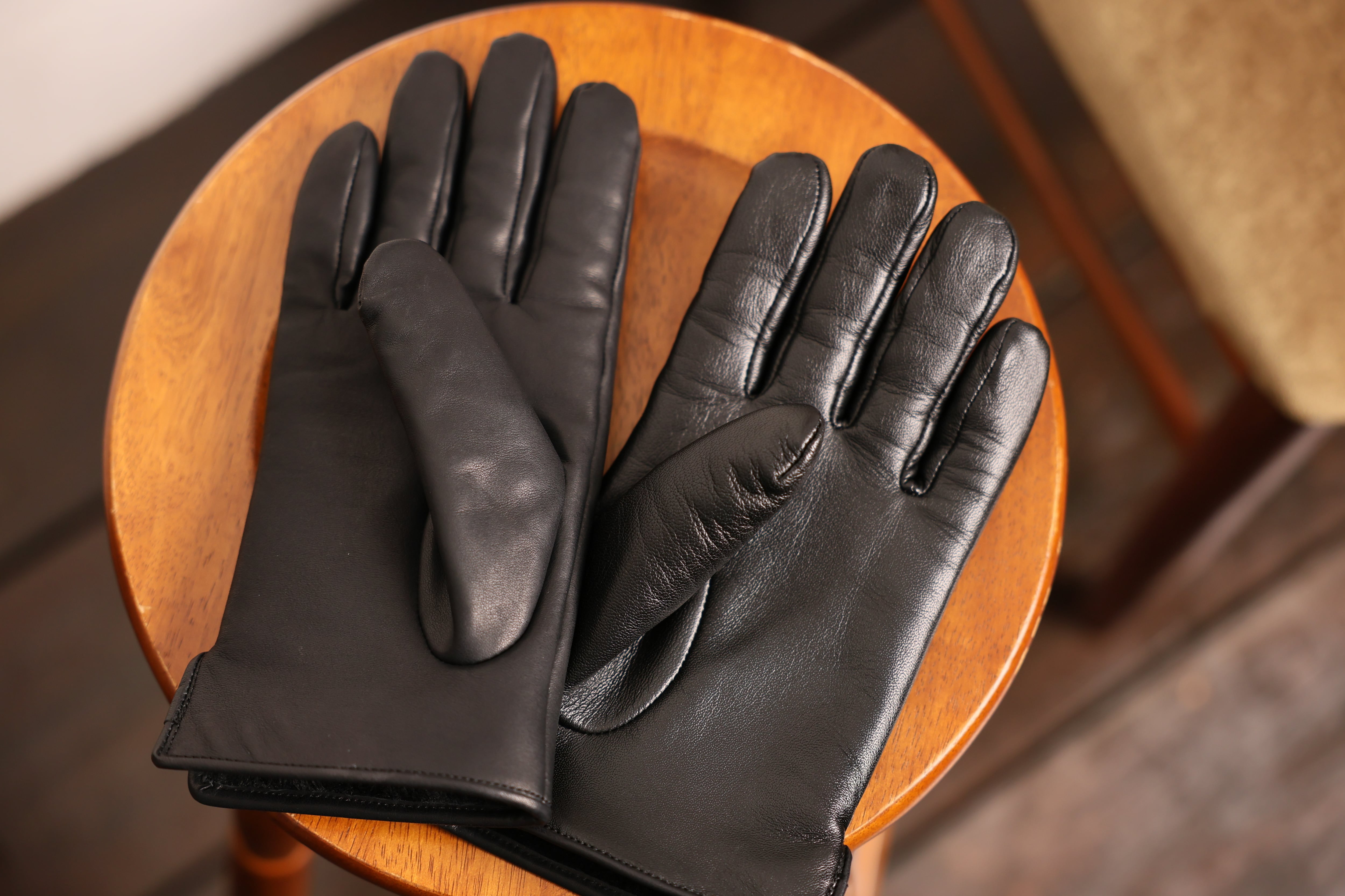 "Leather gloves" that are "too soft" to slip out of (deerskin)